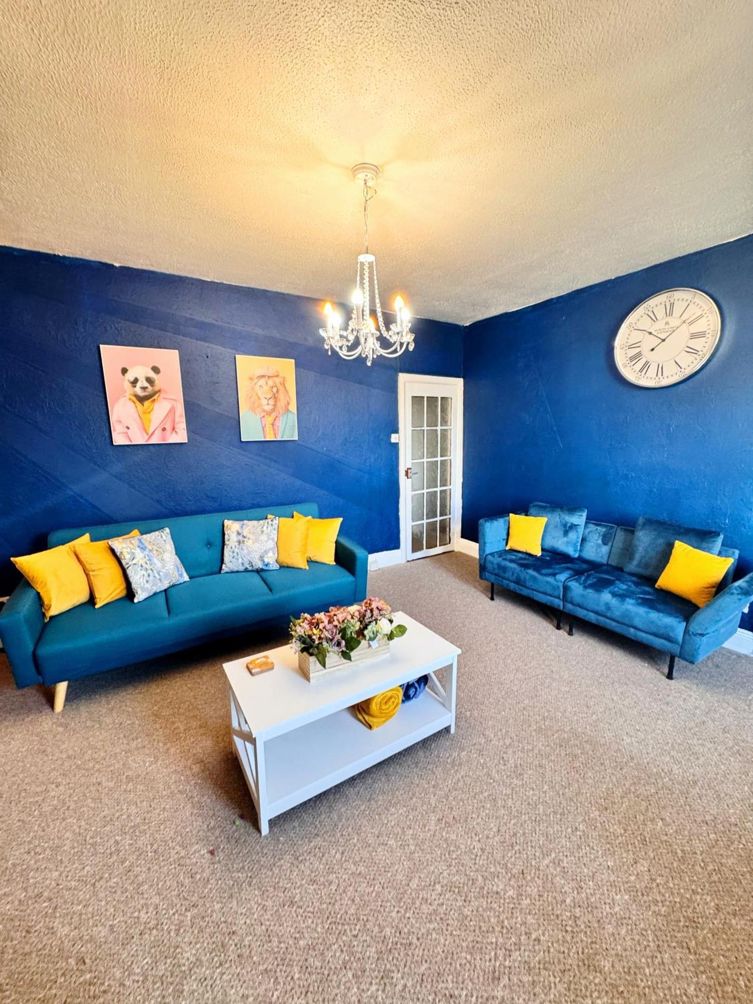 Spacious And Chic 65 Tv Apartment