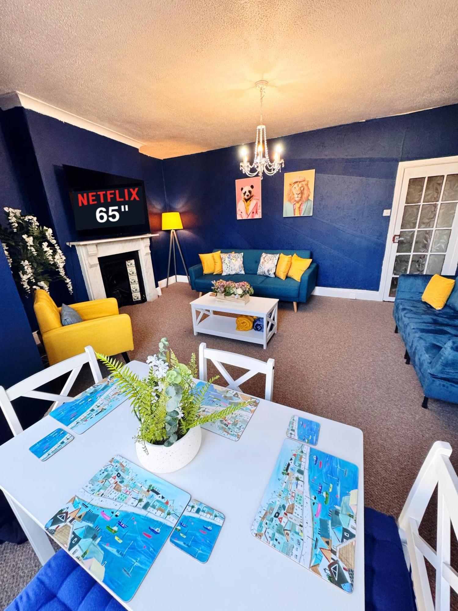 Apartment Spacious And Chic 65 Tv