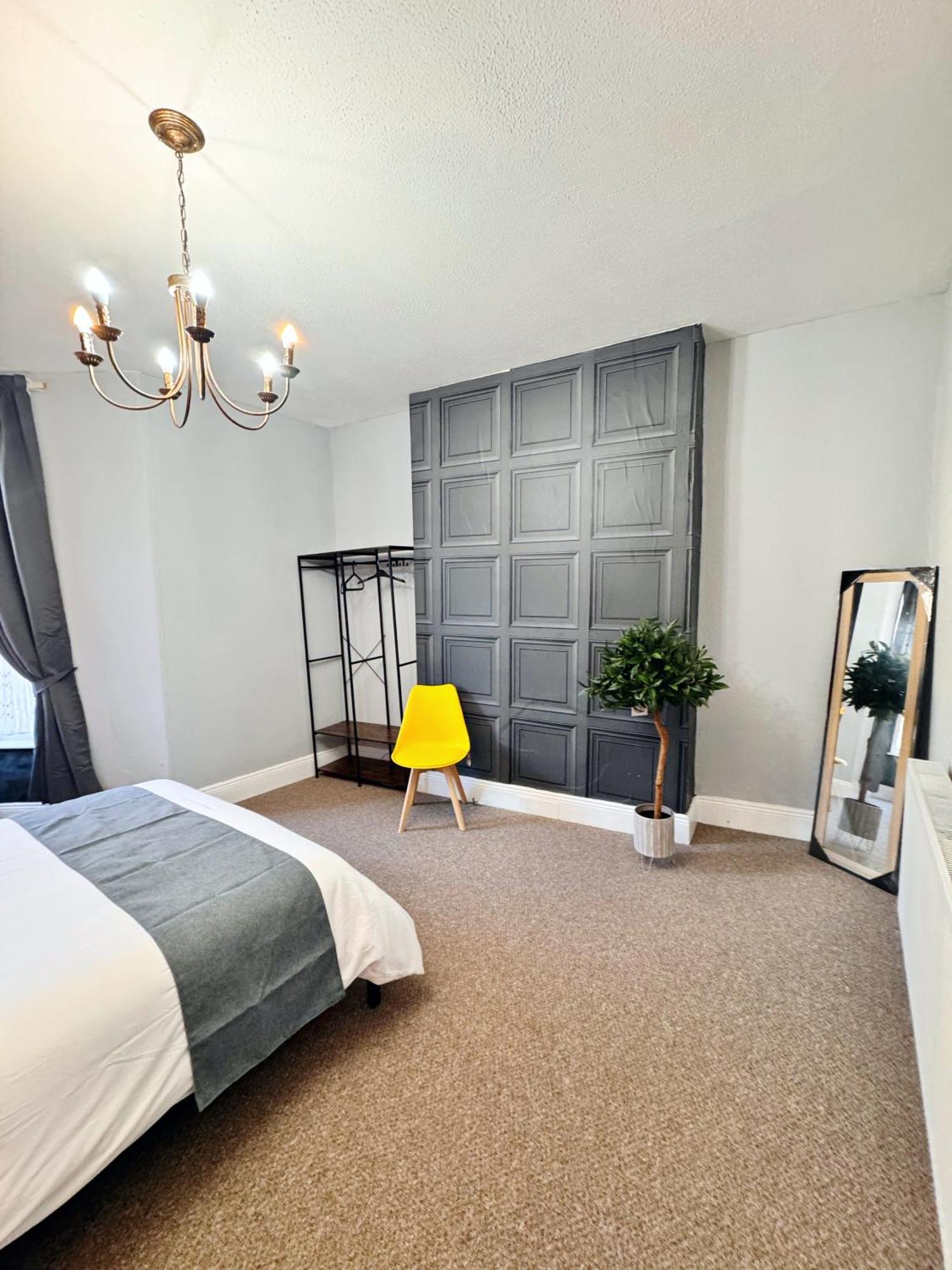 Spacious And Chic 65 Tv Apartment